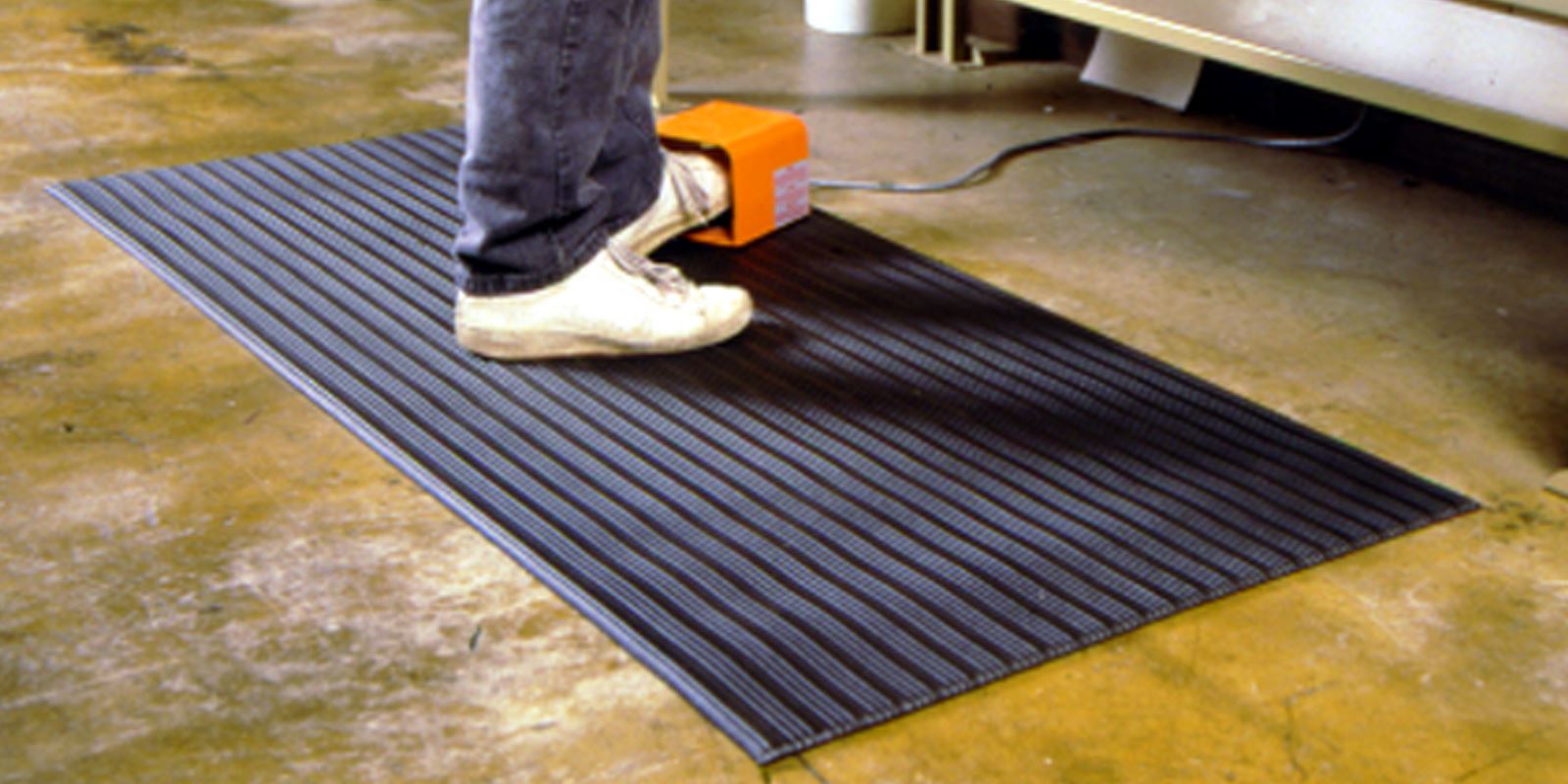 Durable Rubber Bubble Surface Fatigue Mat for Industrial/Factory Areas, 2'  x 3', Black